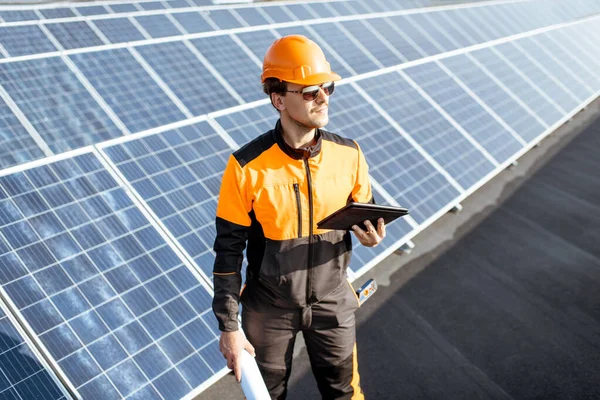 Engineer servicing solar panels on electric plant — Stock Photo, Image