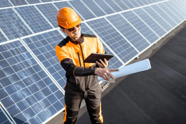 Engineer servicing solar panels on electric plant — Stock Photo, Image