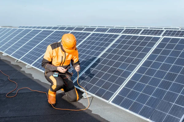 Eletricista trabalhando em uma estação solar — Fotografia de Stock