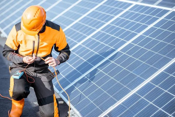 Elektrikář pracující na solární stanici — Stock fotografie