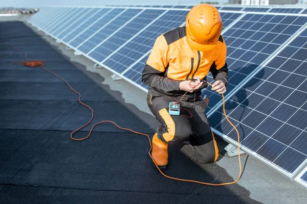 Eletricista trabalhando em uma estação solar — Fotografia de Stock