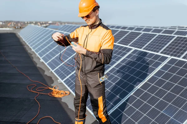Eletricista trabalhando em uma estação solar — Fotografia de Stock