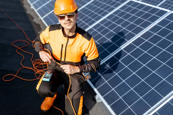 Elektrikář pracující na solární stanici — Stock fotografie