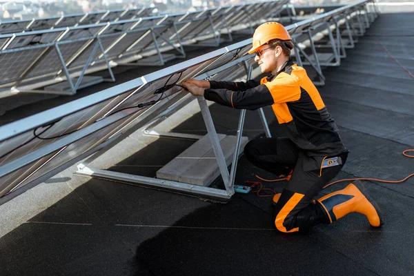 太陽電池パネルをつなぐ電気工 — ストック写真