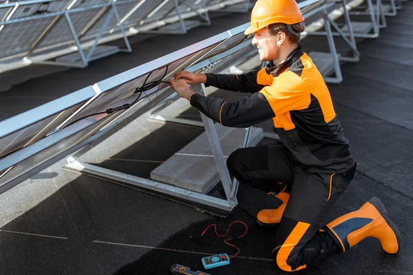 Electrician connecting solar panels — Stock Photo, Image