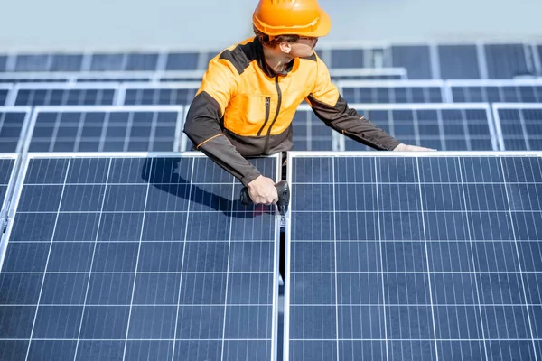 太陽光発電所の労働者 — ストック写真