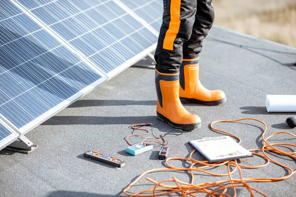 Рабочие инструменты для установки солнечных батарей — стоковое фото