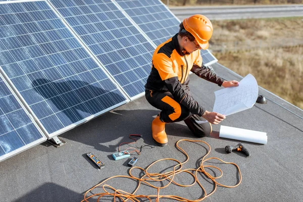 Elektriker installiert Sonnenkollektoren — Stockfoto