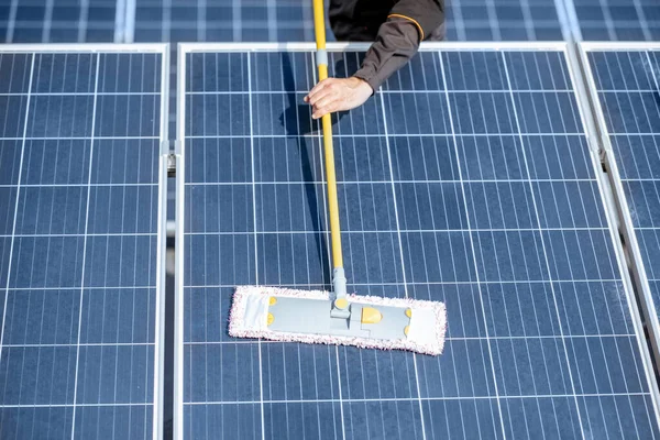 Werkman schoonmaken van zonnepanelen — Stockfoto