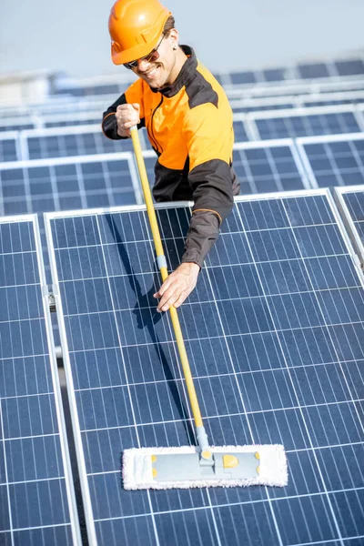Dělník čistí solární panely — Stock fotografie