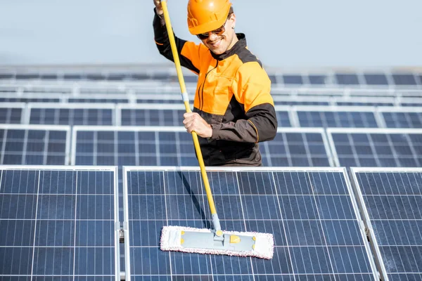 Workman cleaning solar panels — Stock Photo, Image