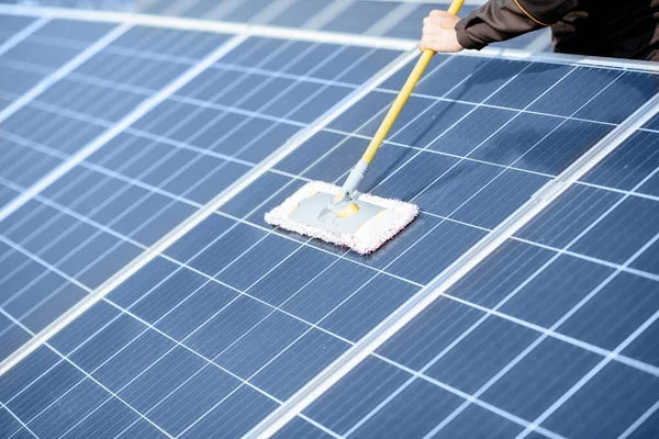 Workman cleaning solar panels — Stock Photo, Image