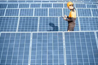 Bir güneş enerjisi santralinde mühendis.