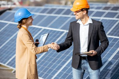 Güneş enerjisi istasyonundaki iş adamları