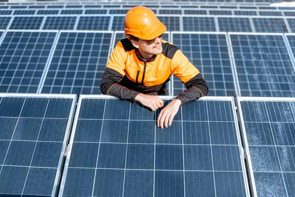 Engineer on a solar station — Stock Photo, Image