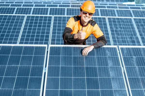 太陽光発電所の技術者 — ストック写真