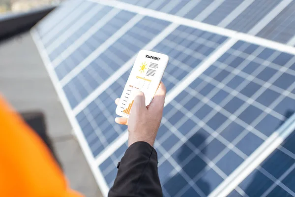 Examinando a produção de usina de energia solar com tablet digital — Fotografia de Stock