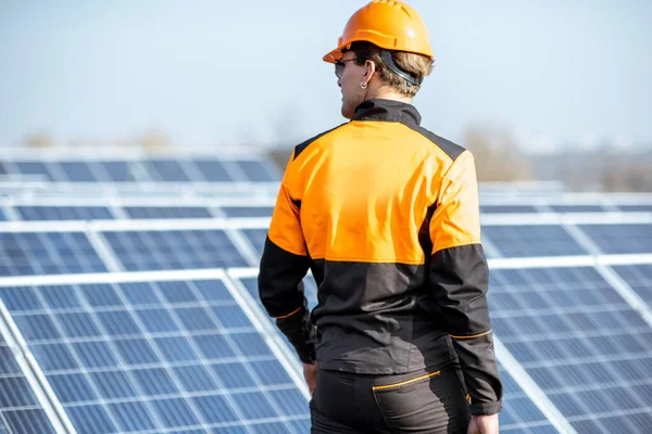 太陽光発電所の設備の整った労働者 — ストック写真