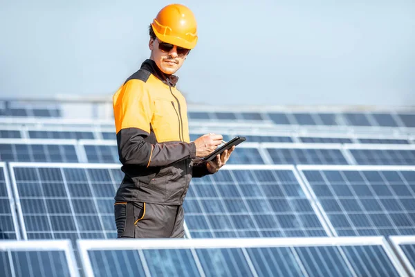 Inženýr servisní solární panel na elektrárně — Stock fotografie