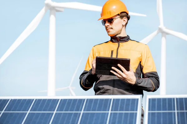 Engineer servicing solar panel on electric plant — Stock Photo, Image