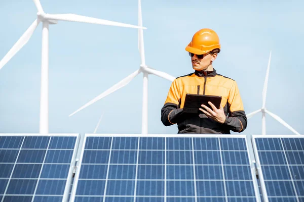 Engineer servicing solar panel on electric plant — Stock Photo, Image