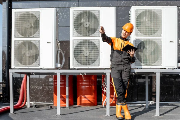 Workman servicio de aire acondicionado o bomba de calor con tableta digital —  Fotos de Stock