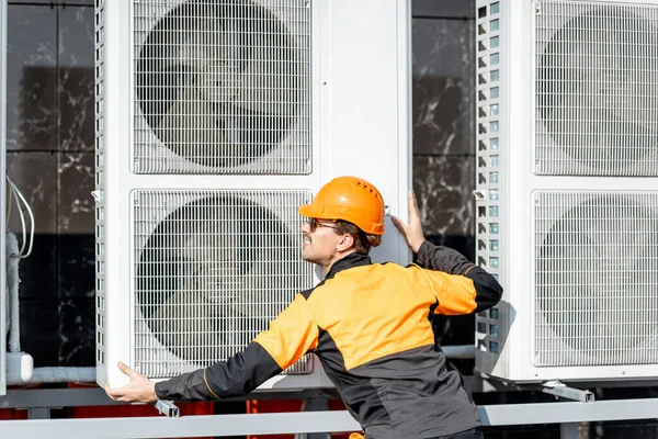 Workman installing outdoor unit of the air conditioner — Stock Photo, Image