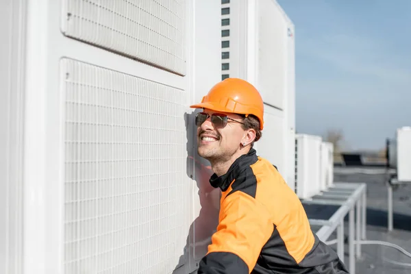 Workman installing outdoor unit of the air conditioner — Stock Photo, Image