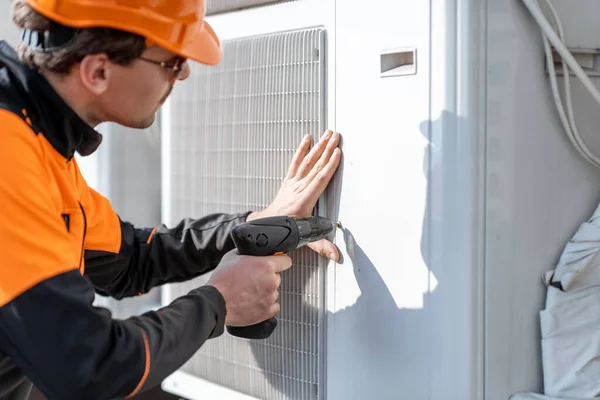 Workman installing outdoor unit of the air conditioner — Stock Photo, Image