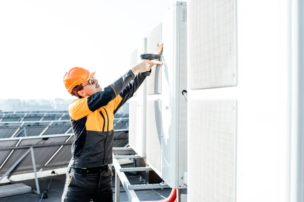 Workman instalar unidade ao ar livre do condicionador de ar — Fotografia de Stock