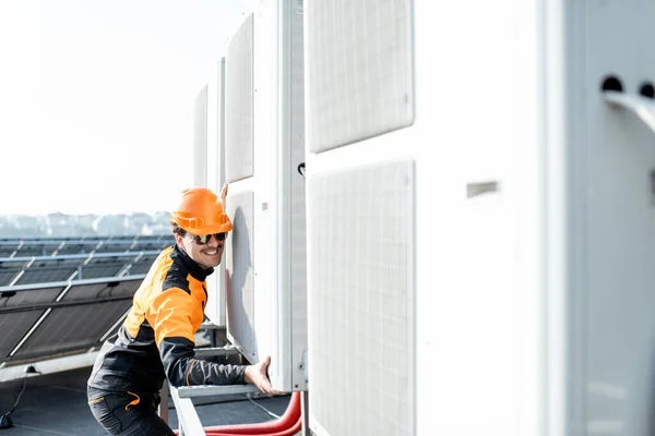 Workman installing outdoor unit of the air conditioner — Stock Photo, Image