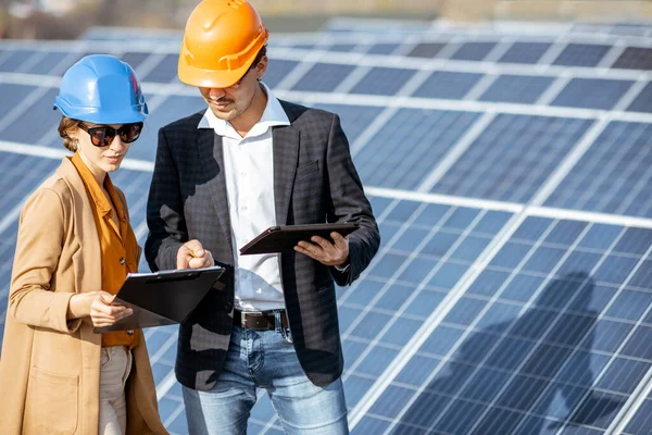 Güneş enerjisi istasyonundaki iş adamları — Stok fotoğraf