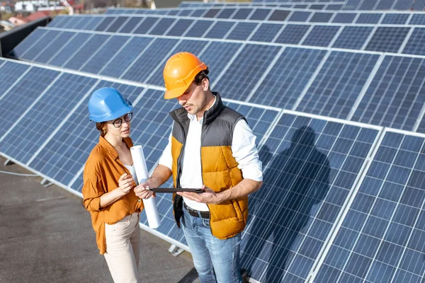 Engineers on a solar power station — Stock Photo, Image