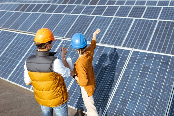 Engineers on a solar power station — Stock Photo, Image