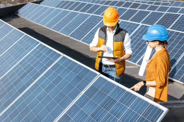 Ingenieros en una central solar — Foto de Stock