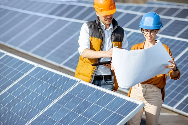 Engineers on a solar power station — Stock Photo, Image
