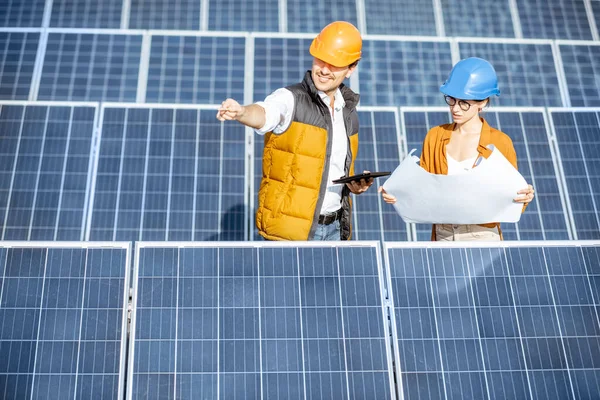 Engineers on a solar power station — Stock Photo, Image