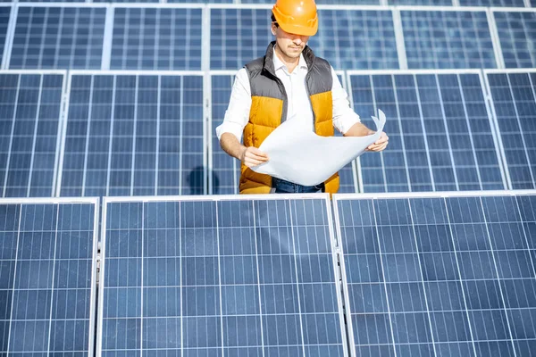 Engineer on a solar power plant — Stock Photo, Image