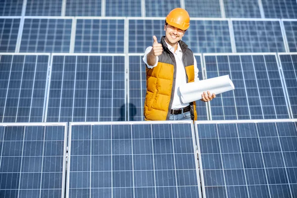 Engineer on a solar power plant — Stock Photo, Image