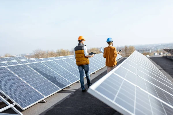Engenheiros em uma usina solar — Fotografia de Stock
