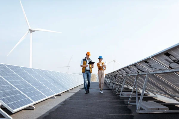 Engineers on a solar power plant — Stock Photo, Image