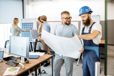 Ustabaşı ve işçi ofiste.