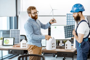 Ofiste alternatif enerji projesi üzerinde çalışan insanlar