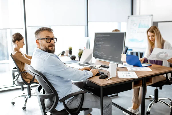 Programadores trabajando en la oficina — Foto de Stock