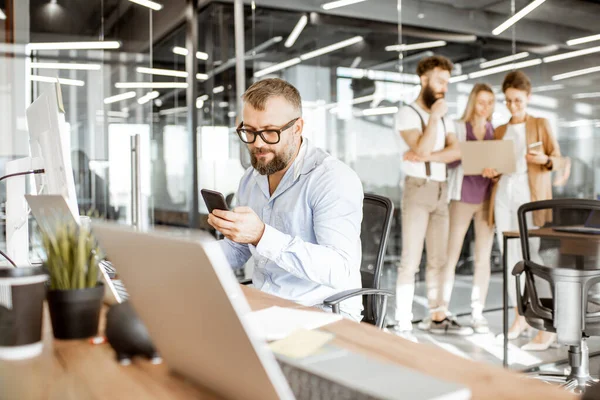 Senior manager with emplyees in the office — Φωτογραφία Αρχείου