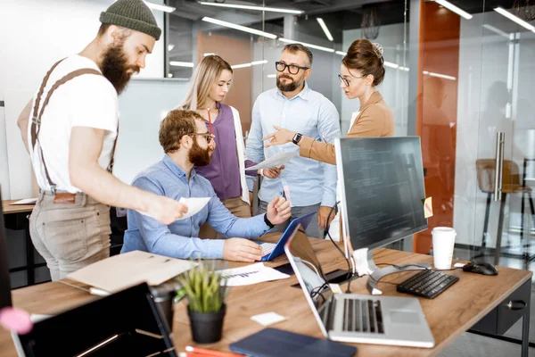 Trabajo de oficina con diversos compañeros de trabajo — Foto de Stock