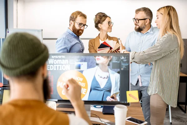 Des gens créatifs qui travaillent au bureau — Photo