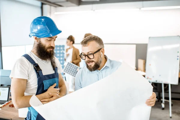 Foreman and workman in the office — Stock Photo, Image