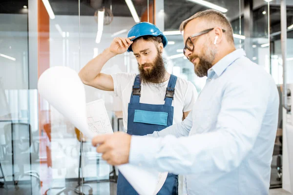 Foreman and workman in the office — Stock Photo, Image