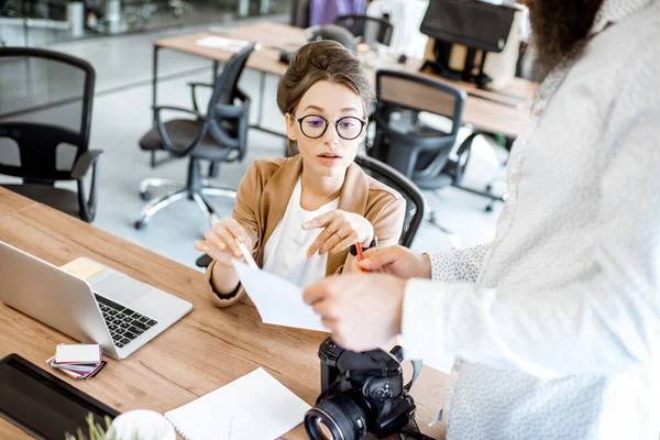 Twee jonge collega 's op kantoor — Stockfoto